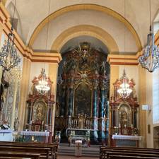 Quelle: https://de.wikipedia.org/wiki/Mari%C3%A4_Kr%C3%B6nung_%28Oberried%29#/media/Datei:Oberried,_Mari%C3%A4_Kr%C3%B6nung,_Blick_zu_den_Alt%C3%A4ren.jpg